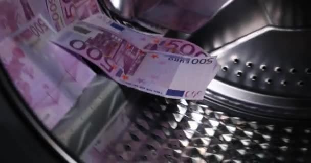 500 євро банкноти паперових грошей у пральній машині. відмивання брудних кримінальних грошей та концепція тіньової економіки - Кадри, відео