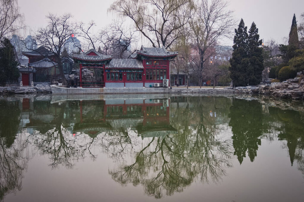 Lotussee im Ritan Park - Tempel des Sonnenparks in Jianguomen, Peking, China - Foto, Bild