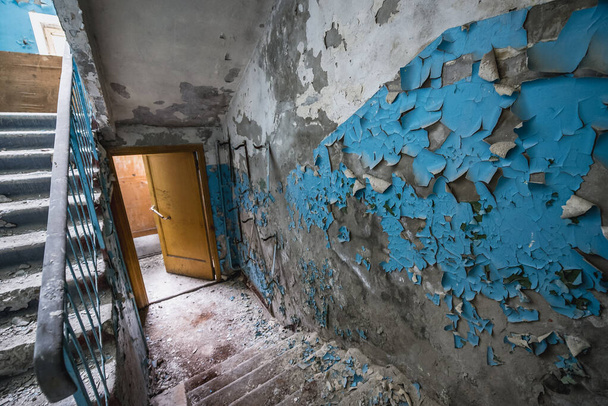 Caserne dans une base militaire abandonnée Tchernobyl-2 dans la zone d'exclusion de Tchernobyl, Ukraine - Photo, image