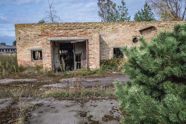 Old byre in kolkhoz Korohod faluban Csernobilban, Ukrajnában - Fotó, kép