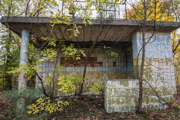 Автобусная остановка в заброшенном селе Астаны в Чернобыльской зоне отчуждения в Украине - Фото, изображение