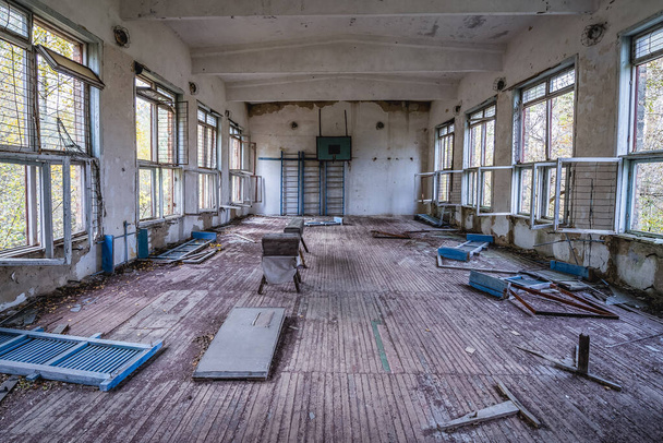 Tělocvična ve škole v Illinci opuštěné vesnice v Černobylu vyloučená zóna na Ukrajině - Fotografie, Obrázek