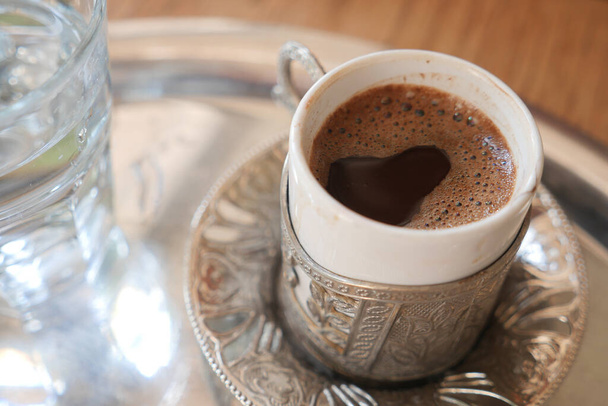 Чашка турецкого кофе на столе
 . - Фото, изображение