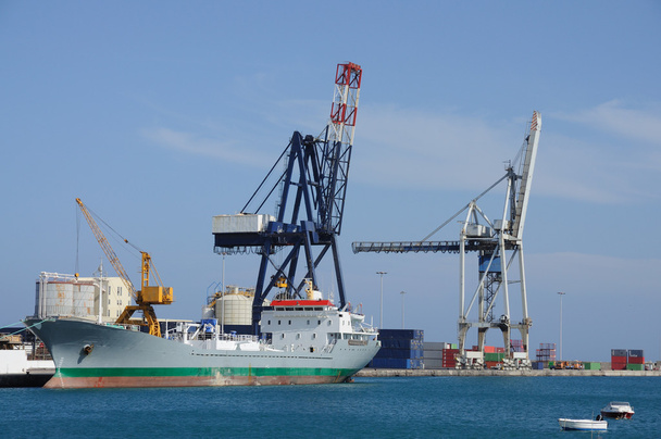 Navire cargo dans le port industriel
 - Photo, image