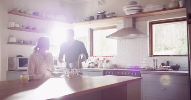 Paar, Mann oder Frau und Kaffee in der Küche für das Frühstück am Morgen, Koffein oder Wellness zu Hause mit Sonnenlicht. Menschen, Espresso oder Haferbrei am Wochenende für Frieden, Entspannung und Romantik mit Liebe oder Umarmung. - Filmmaterial, Video
