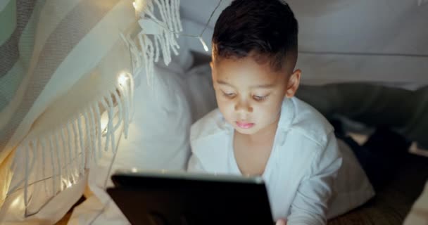 Tablet, gyermek olvasás a képernyőn, és streaming egy játék, film vagy rajzfilm éjjel a hálószobában, otthon vagy tévéműsor online. Lány, gépelés a kereső és mobil alkalmazás filmek, játékok vagy anime gyerekeknek. - Felvétel, videó