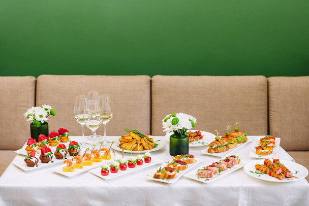 stůl s různými gurmánskými občerstveními pro bílé víno - Fotografie, Obrázek