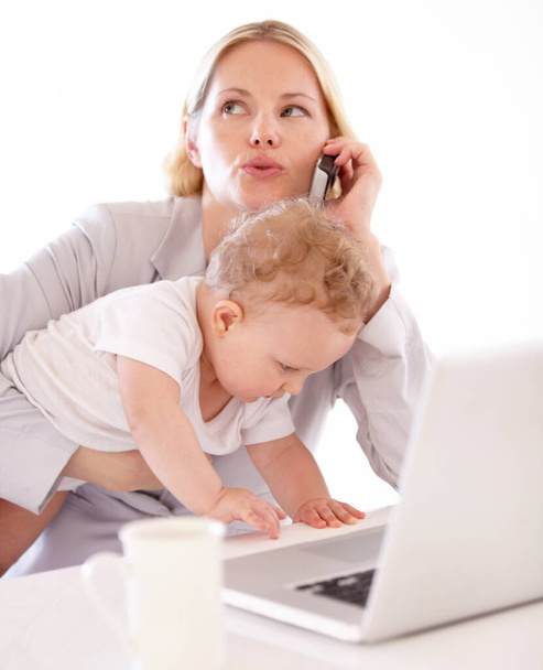 Empresária, telefonema e bebê com laptop em casa para trabalho remoto, multitarefa ou produtividade. Mãe solteira, puericultura e sozinha com criança ocupada com estresse por tecnologia, carreira ou trabalho. - Foto, Imagem