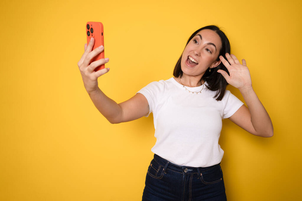 Bella giovane donna sta facendo foto selfie con smartphone. - Foto, immagini