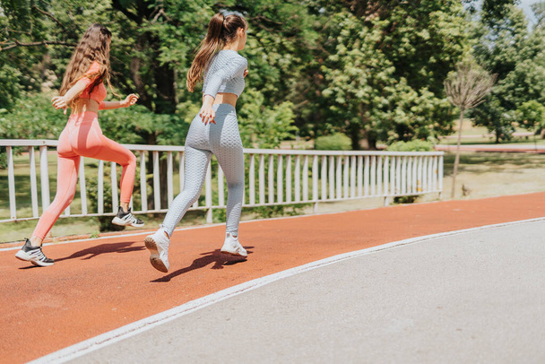 Aktive, fitte Frauen genießen Outdoor-Workout im Stadtpark - Foto, Bild