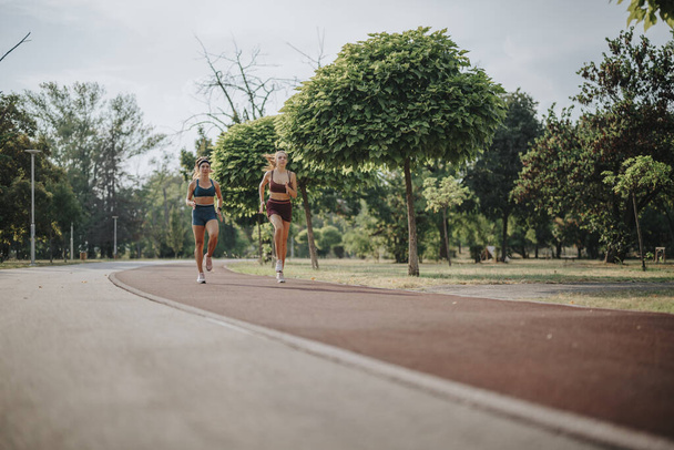 Sopiva tytöt lenkkeily luonnossa: inspiroiva ulkona harjoitus motivaatio - Valokuva, kuva
