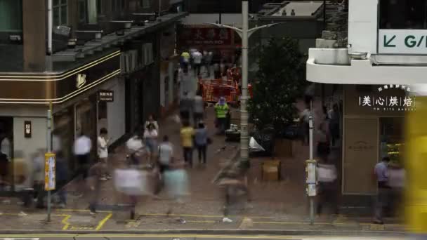 Hong Kong - 10 Ağustos 2023: Yoğun caddede otobüs durağında yürüyen yayaların zaman aşımı. Yüksek kalite 4k görüntü - Video, Çekim