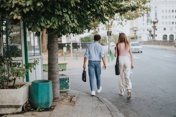 Sikeres fiatal üzleti pár séta a városközpontban, Növekedési lehetőségek és új projektek megvitatása - Fotó, kép