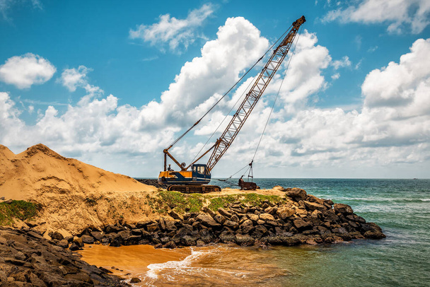 Pelle Dragline travaillant creuser sur la plage de la mer. Thème industriel - Photo, image