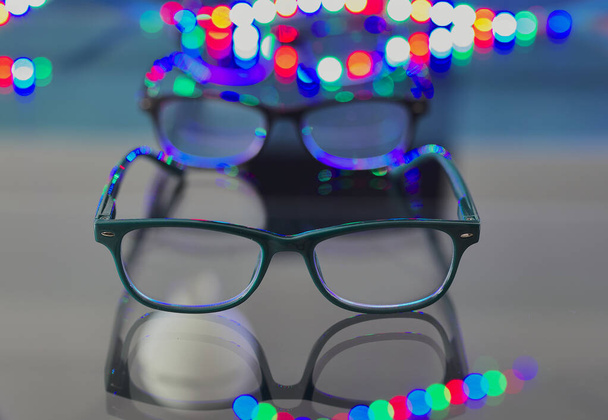 Gafas. Varias lentes en una superficie de vidrio - Foto, imagen