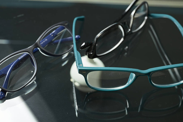Gafas. Varias lentes en una superficie de vidrio - Foto, imagen