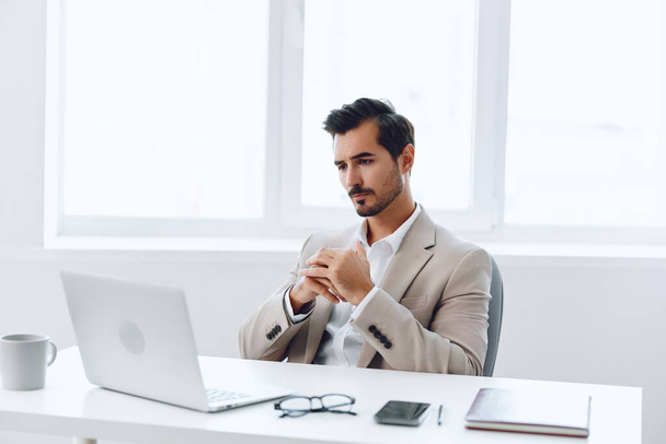 Άνθρωπος επιχειρηματίας χρησιμοποιώντας το χώρο εργασίας επιχειρηματίας κάθεται υπολογιστή εκτελεστικό φοιτητής ενηλίκων ευτυχισμένος σύγχρονο γραφείο laptop επιχειρηματία χαμογελώντας Διαδίκτυο επιτυχής - Φωτογραφία, εικόνα