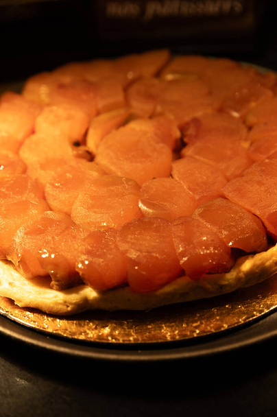 Tarte Tatin tradicional francés con manzanas caramelizadas y corteza - Foto, Imagen