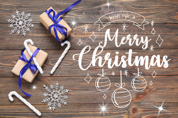 Grußkarte mit wunderschönem Weihnachtsschmuck und Geschenken auf Holzgrund - Foto, Bild