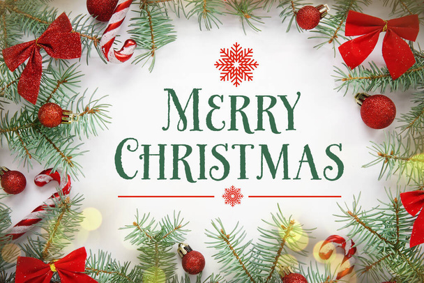 Pozdrav přání s krásnou vánoční výzdobou a jedlovými větvemi na bílém pozadí - Fotografie, Obrázek
