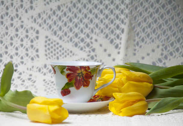 bílý pohár s červený Tulipán, kreslení, stojící na talíř a žlutá - Fotografie, Obrázek