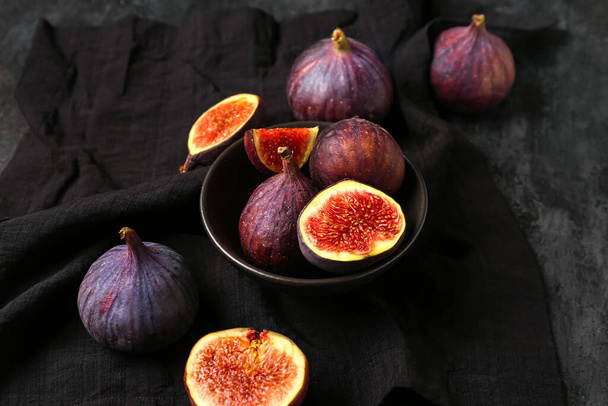 Bowl with fresh ripe figs on black background - Photo, Image
