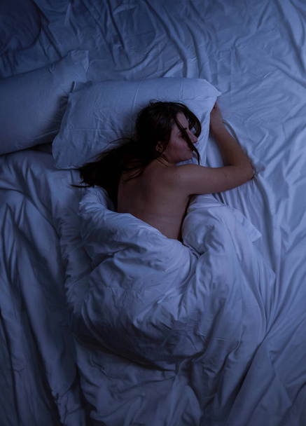 krásná mladá dívka v posteli s bílým lůžkoviny, - Fotografie, Obrázek
