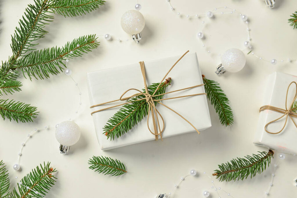 Χριστουγεννιάτικη όμορφη σύνθεση με πεύκα, δώρα και χάντρες σε λευκό φόντο - Φωτογραφία, εικόνα