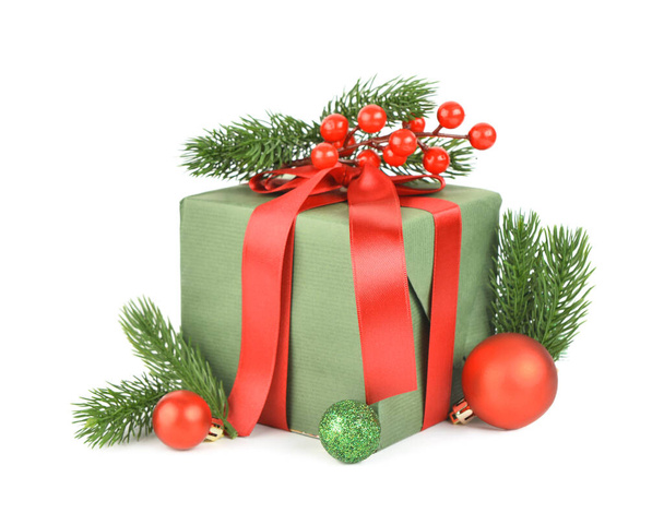 Caixa de presente com galhos de árvore de Natal, bolas e rowan no fundo branco - Foto, Imagem