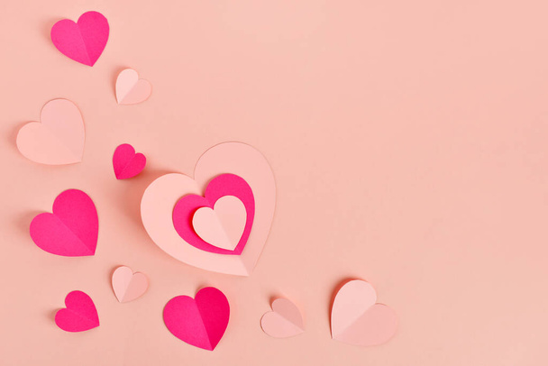 Composição com diferentes corações de papel sobre fundo rosa - Foto, Imagem