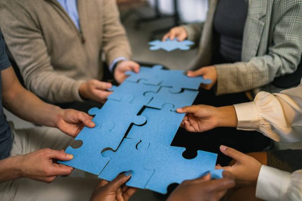 Skupina profesionálních lidí, kteří hrají puzzle v kanceláři.Team Building - Fotografie, Obrázek