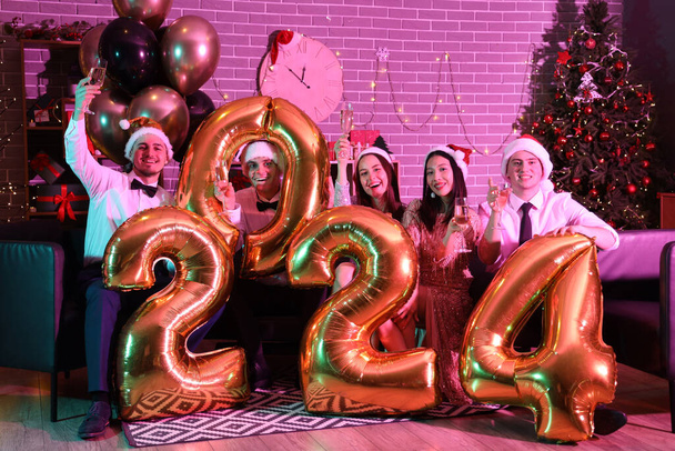 シャンパンと友人のグループとパーティーで新年を祝う2024年 - 写真・画像