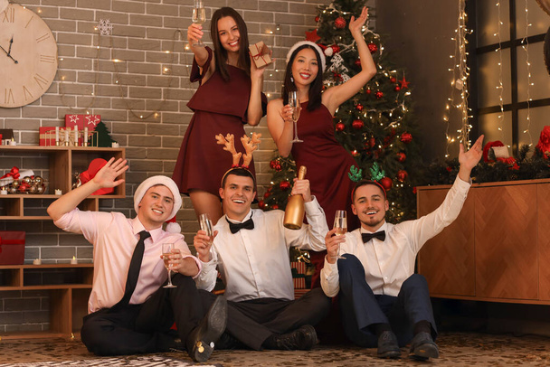 Vriendengroep met champagne viert nieuwjaar op feest - Foto, afbeelding