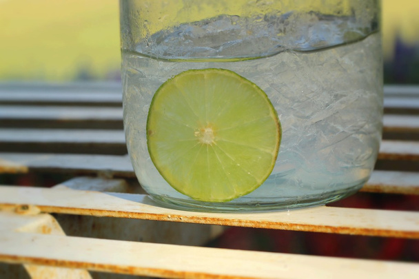 Лимонний напій з природою
 - Фото, зображення