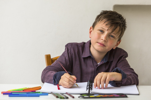 Шкільний хлопчик робить домашнє завдання
 - Фото, зображення