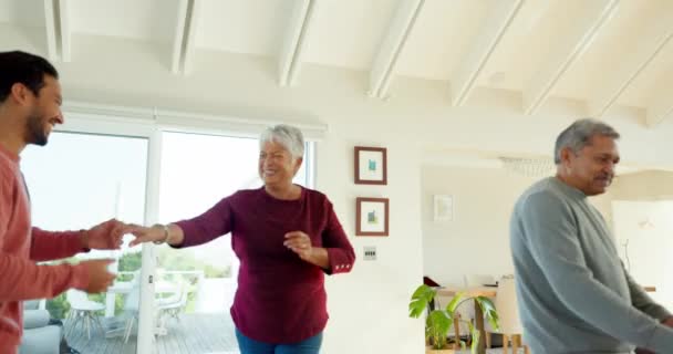 Ouders, kinderen en grootouders in de woonkamer dansen met plezier, verbondenheid en geluk in kwaliteitstijd samen. Muziek, dans en gelukkig gezin thuis met grootvader, moeder en kinderen. - Video