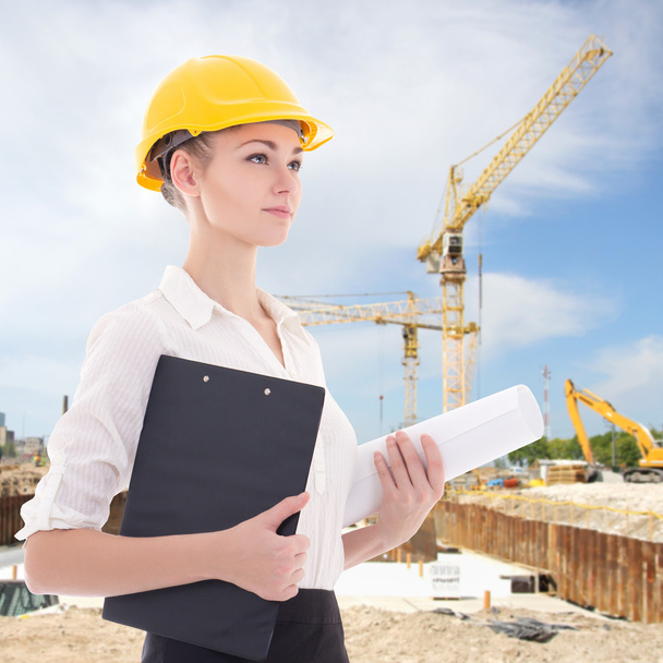 красивый бизнес женщина архитектор в желтый строитель шлем  - Фото, изображение