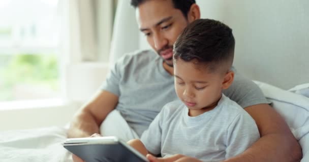 Apa, gyerek vagy tabletta a hálószobában játékok, online tanulás vagy streaming multimédia honlapján. Ember, apa és fiú gyermek pihenni reggel a digitális technológia, nézni rajzfilm vagy filmek együtt otthon. - Felvétel, videó