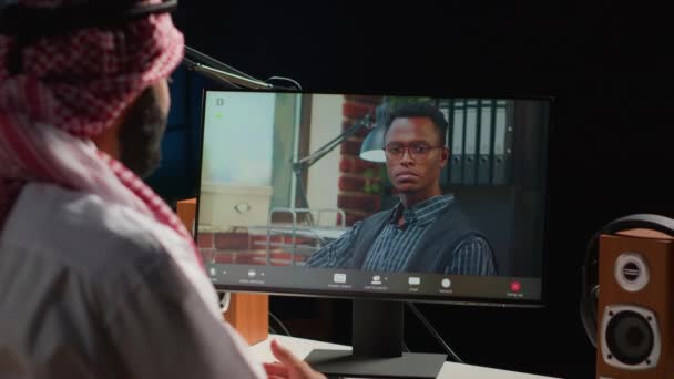 Trabajador árabe en una sesión de videollamada con un terapeuta, pidiendo consejo, sintiéndose deprimido. Trabajando remotamente empleado de Oriente Medio en consulta en línea con el psicólogo de la casa acogedora con estilo - Metraje, vídeo