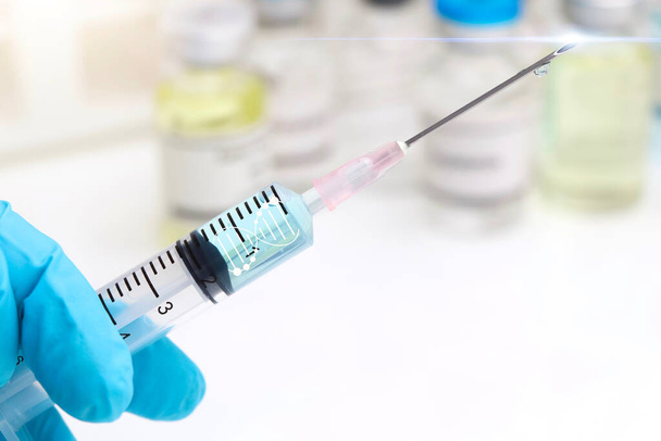 vacina na agulha, O conceito de vacinação para prevenir a doença, fundo laboratorial  - Foto, Imagem