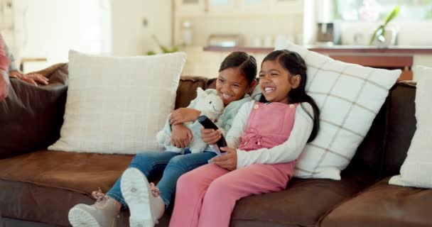 Famiglia, TV e bambini sul divano con i genitori per il legame, il tempo di qualità e relax in soggiorno. Nonni, felice e mamma, papà e bambini sul divano in streaming film dei cartoni animati, canale e serie. - Filmati, video