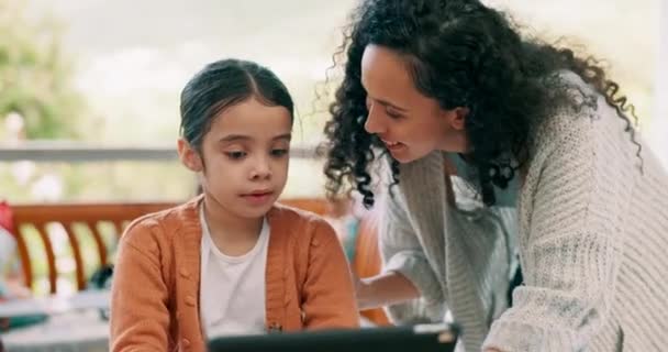 Távoli tanulás, digitális tabletta és lány gyermek anya oktatás, házi feladatot vagy leckét otthonukban. Online osztály, magántanuló és gyerek tanuló anyával a nappaliban streaming vagy tanul. - Felvétel, videó