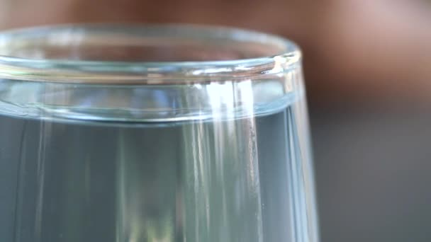 Großaufnahme eines Wasserglases auf dem Tisch . - Filmmaterial, Video