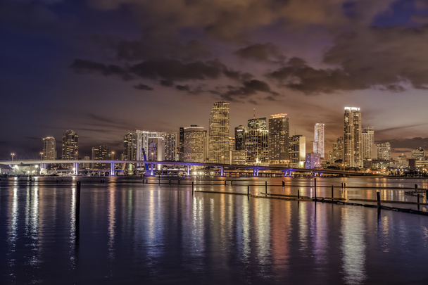 Skyline der Stadt Miami bei Einbruch der Dämmerung - Foto, Bild