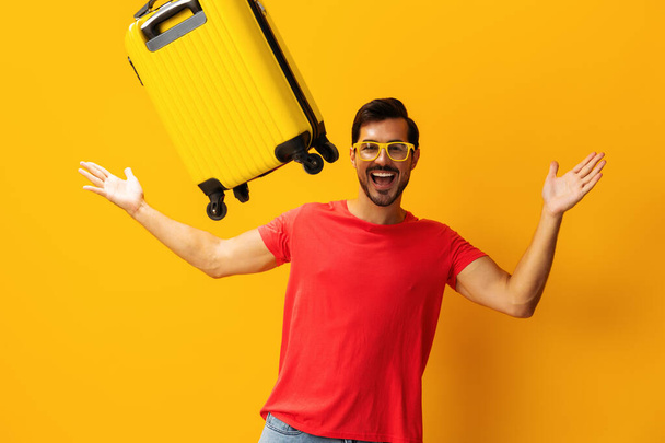 Loma mies kiertue studio viikonloppu lippu lento keltainen kopio hipster matkustaja tausta matkatavarat matkalaukku matka tilaa onnellinen matkatavarat matka kaveri matka elämäntapa keltainen loma - Valokuva, kuva