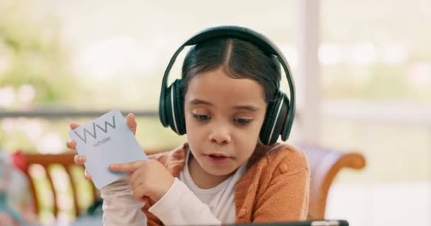学習、語学学習、宿題をするためのラップトップ付きのビデオ通話、会話、子供。コンピュータ上のオンラインクラスで話している間、教育のためのカードを持つ幸せな家と小さな女の子. - 映像、動画