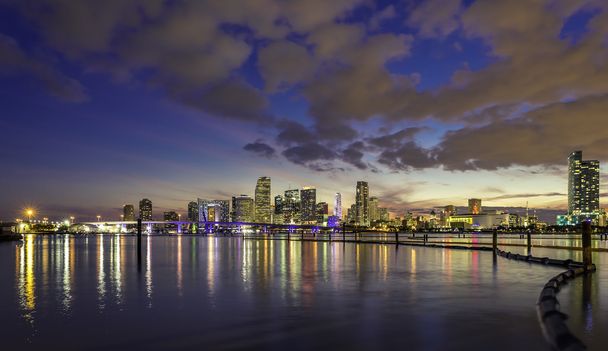Miami Cityn taivaanrantaan iltahämärässä
 - Valokuva, kuva