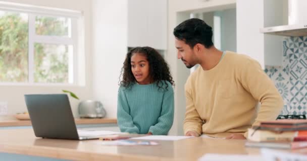 Laptop, e-learning és apa egy gyermekkel, aki prezentáció, lecke vagy tudás céljából beszél. Fiatal lány diák és férfi tapsol az online oktatás, videó hívás és fejlesztés tech otthon. - Felvétel, videó