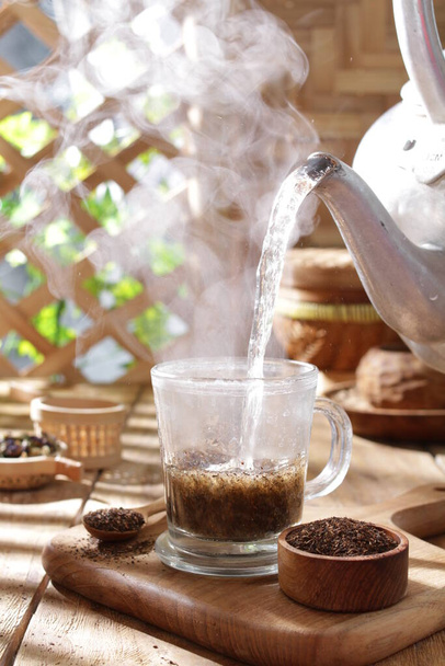 té caliente con humo en la taza - Foto, Imagen