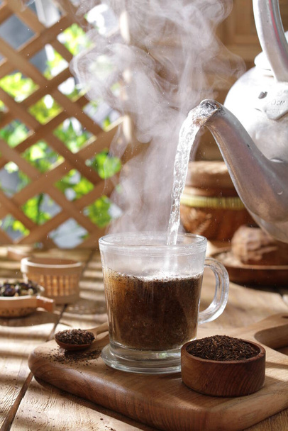 forró tea, a fából készült asztal - Fotó, kép